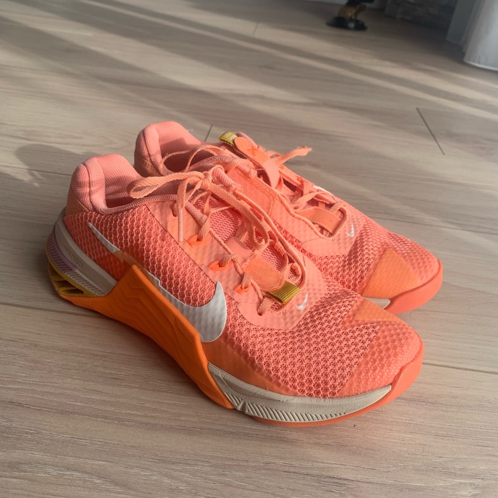 Nike Metcon size 8 women’s orange-peach workout shoes HIIT training gym